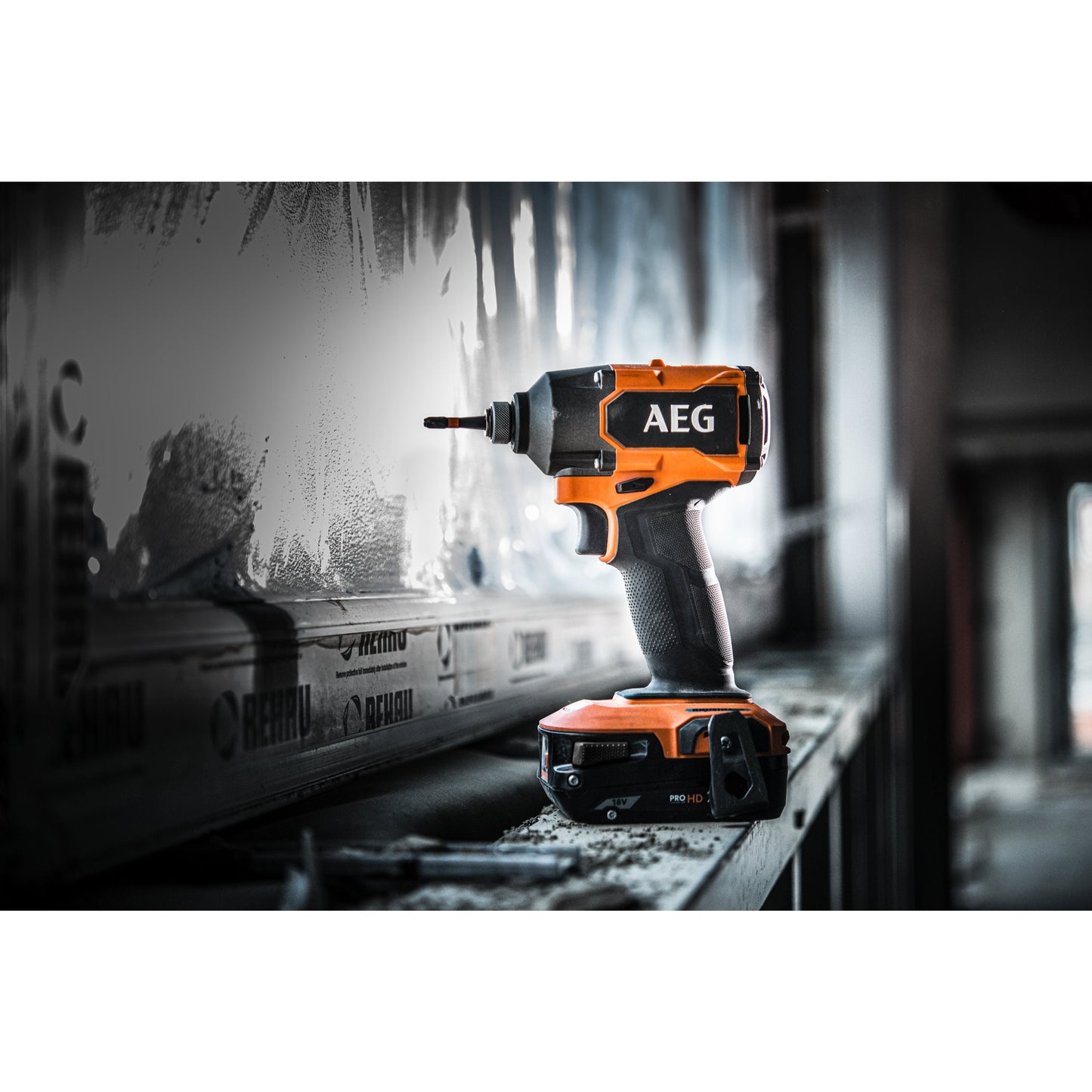 Mașină de înșurubat cu impact AEG Mașină de înșurubat cu impact 18V, motor fără perii, BSS18C3B3-0, 4935478940