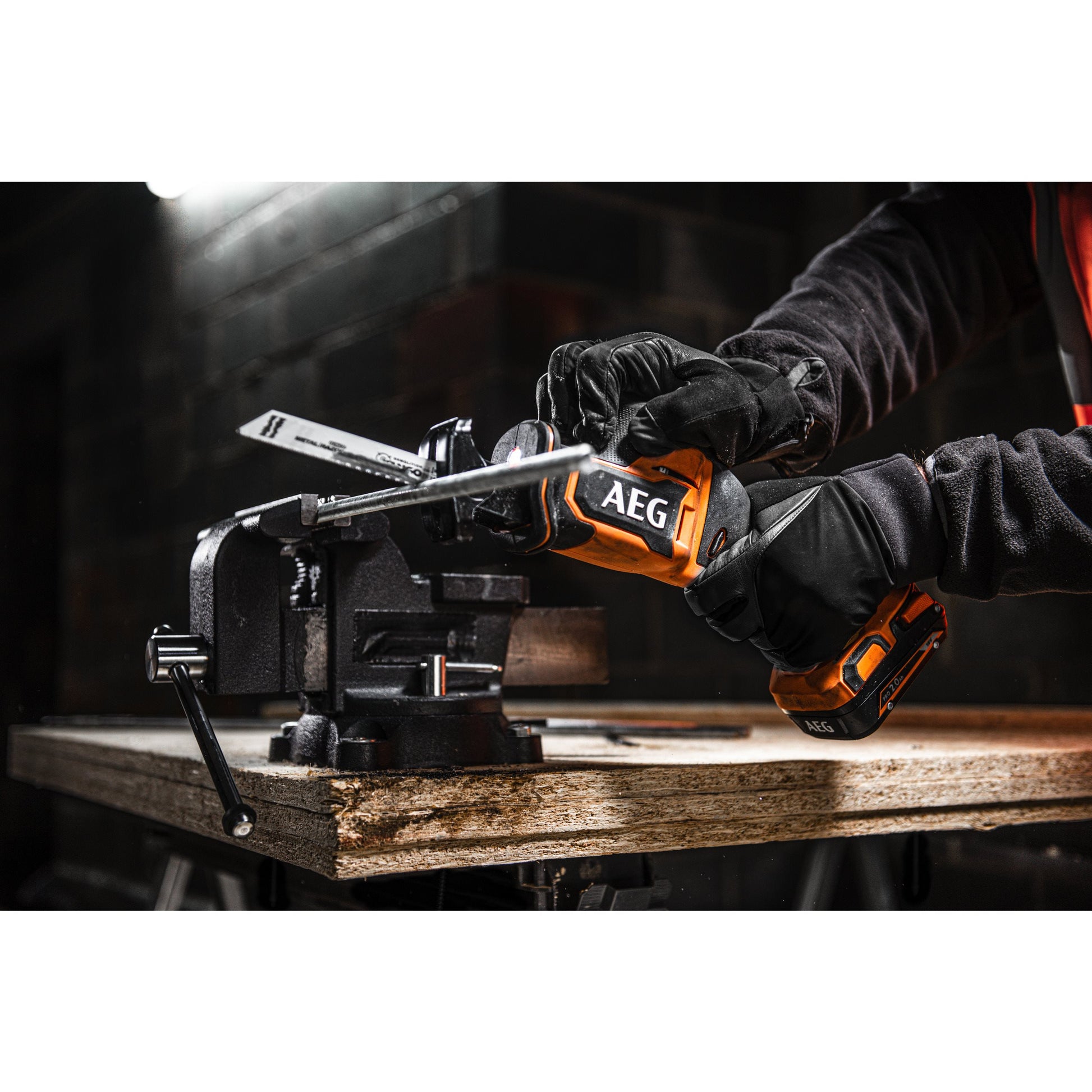 Fierăstrău sabie AEG Ferăstrău sabie SubCompact 18V cu motor fără perii, BUS18SBL-0, 4935479662