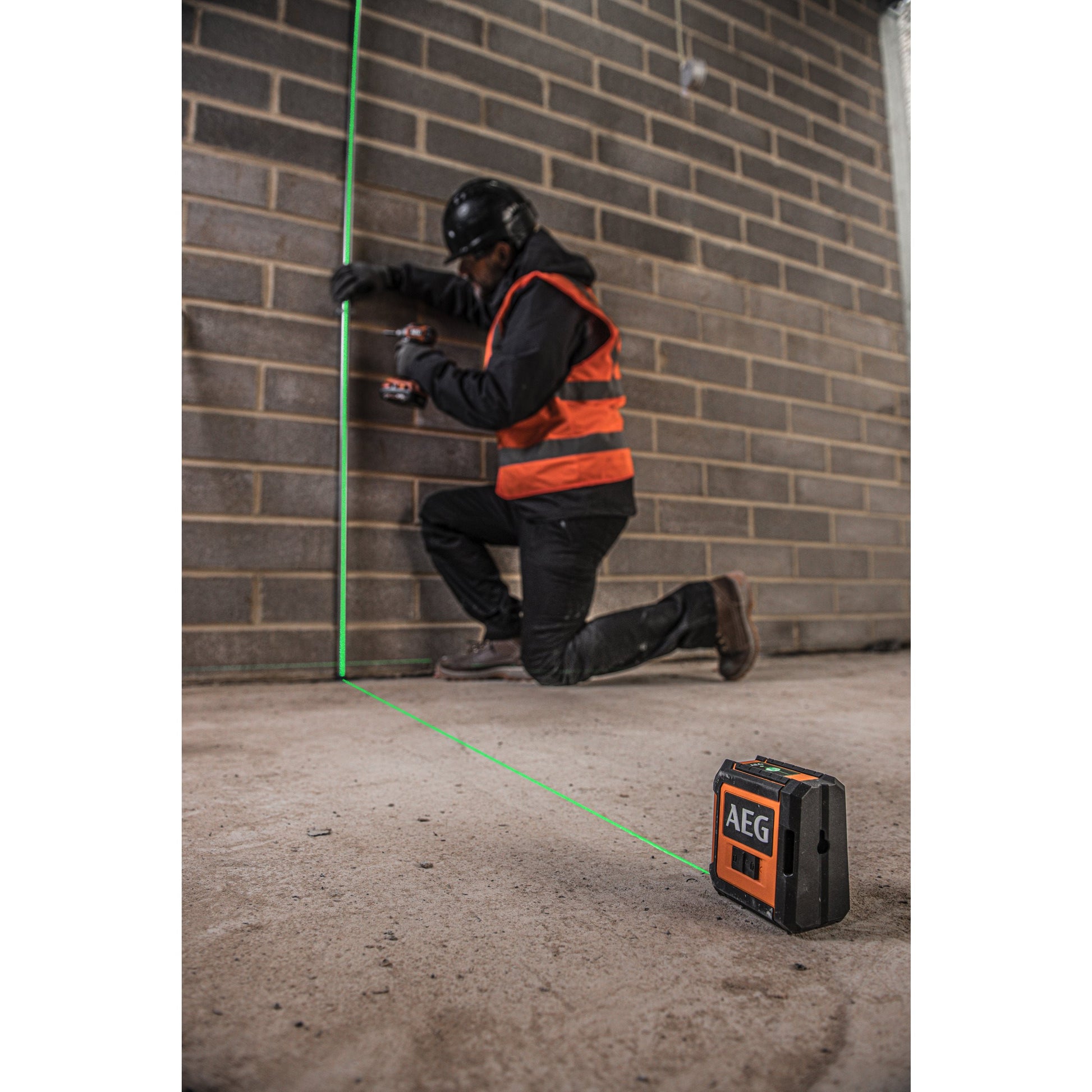 Nivelă laser AEG Nivelă Laser cu 2 linii în cruce, lumină verde, CLG220-B, 4935472253