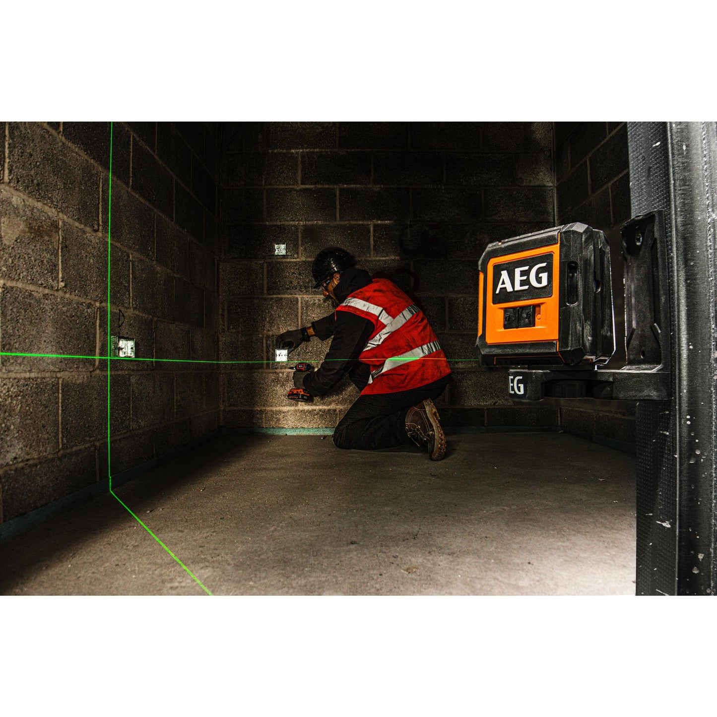 Nivelă laser AEG Nivelă Laser cu 2 linii în cruce, lumină verde, CLG220-B, 4935472253