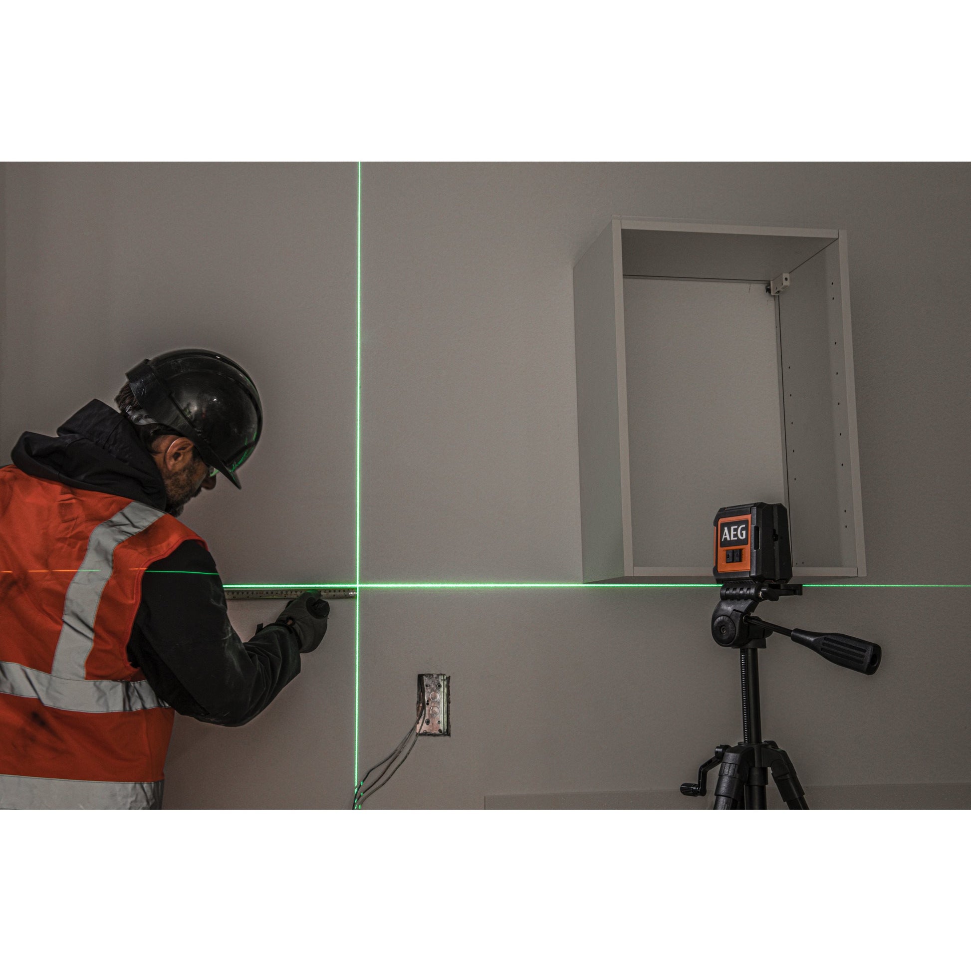 Nivelă laser AEG Nivelă Laser cu 2 linii în cruce, lumină verde, set cu accesorii, CLG220-K, 4935472254