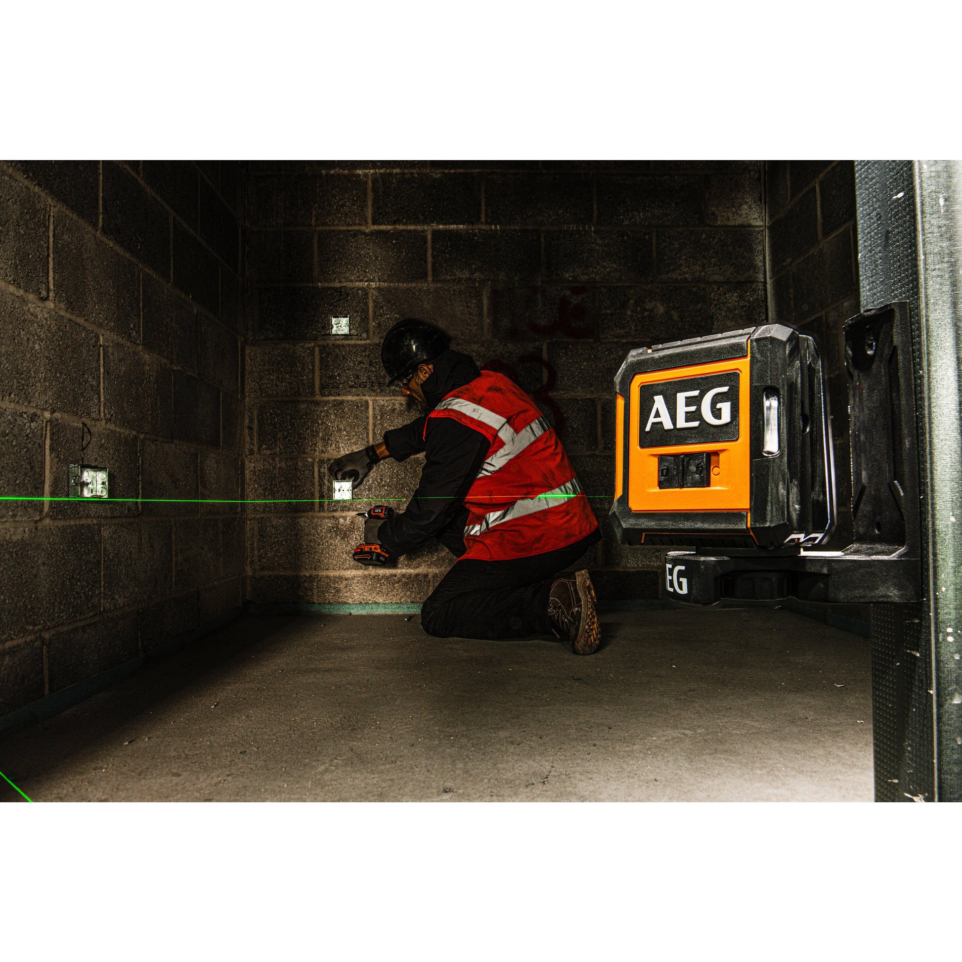 Nivelă laser AEG Nivelă Laser cu 2 linii în cruce, lumină verde, set cu accesorii, CLG220-K, 4935472254
