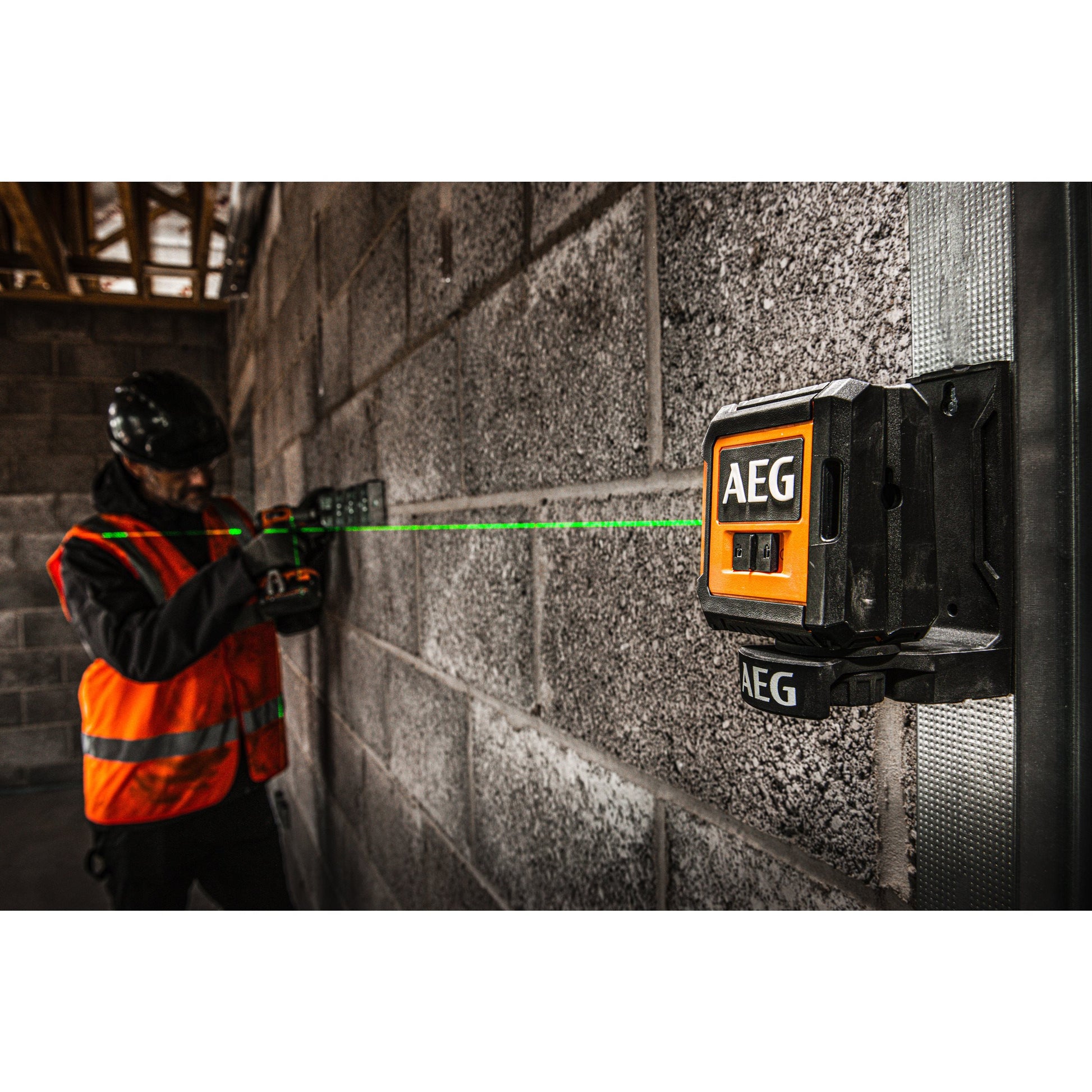 Nivelă laser AEG Nivelă Laser cu 2 linii în cruce, lumină verde, set cu accesorii, CLG220-K, 4935472254