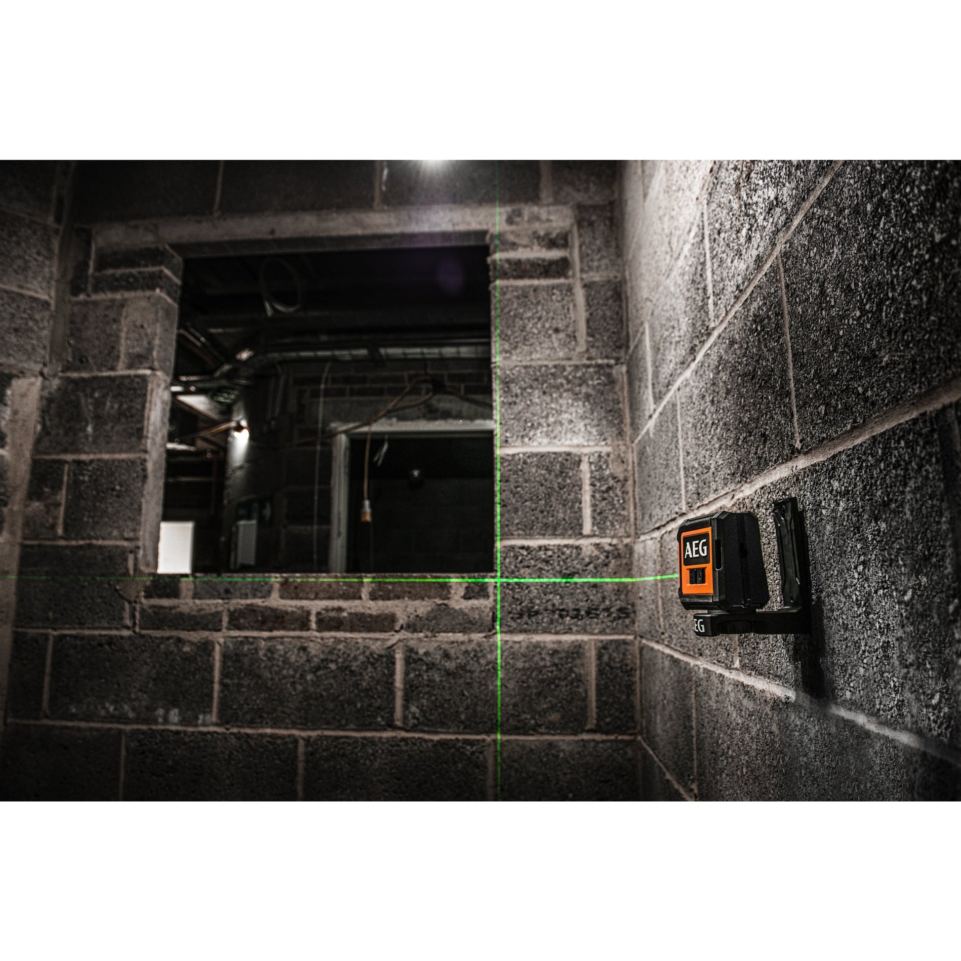 Nivelă laser AEG Nivelă Laser cu 2 linii în cruce, lumină verde, set cu accesorii, CLG220-K, 4935472254