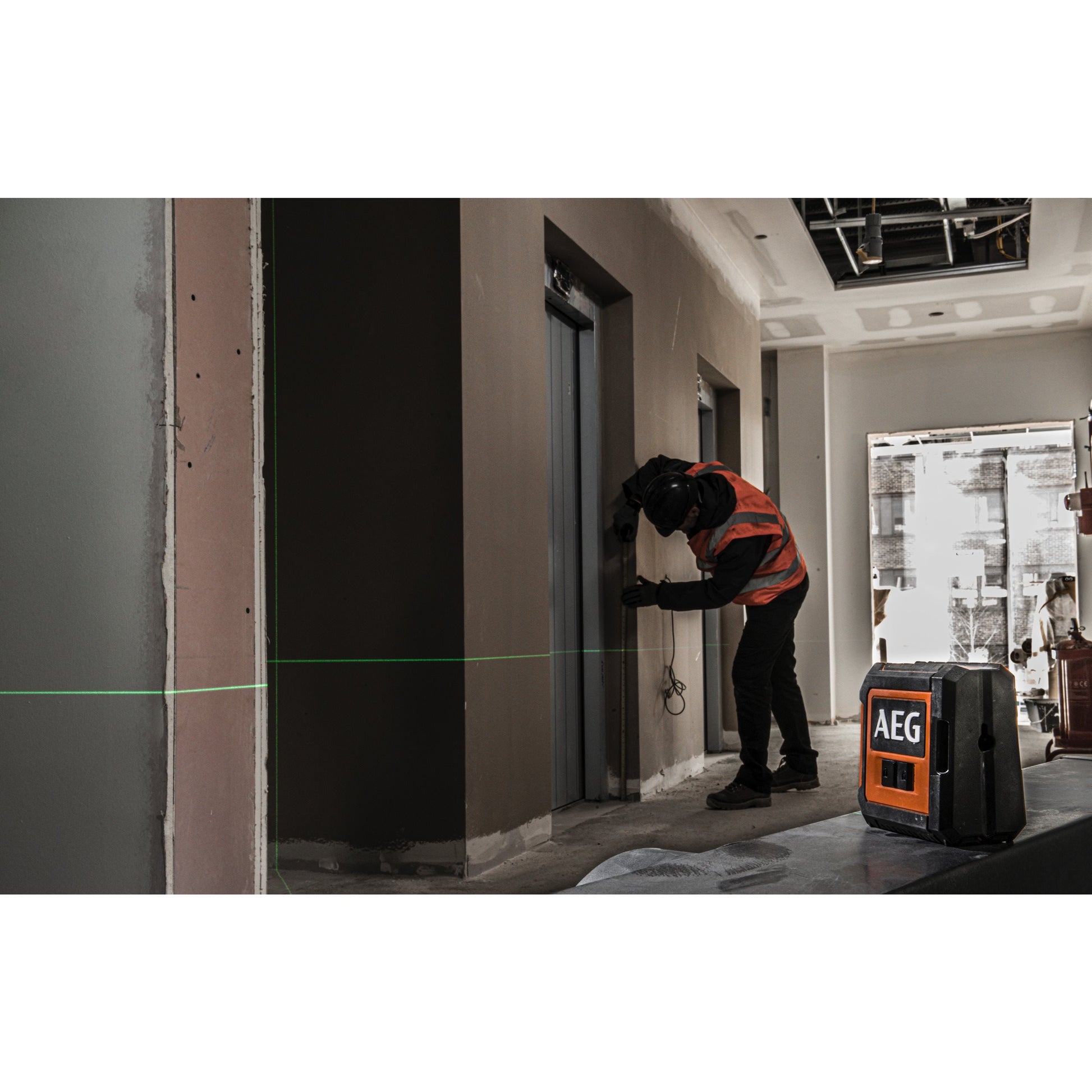 Nivelă laser AEG Nivelă Laser cu 2 linii în cruce, lumină verde, set cu accesorii, CLG220-K, 4935472254