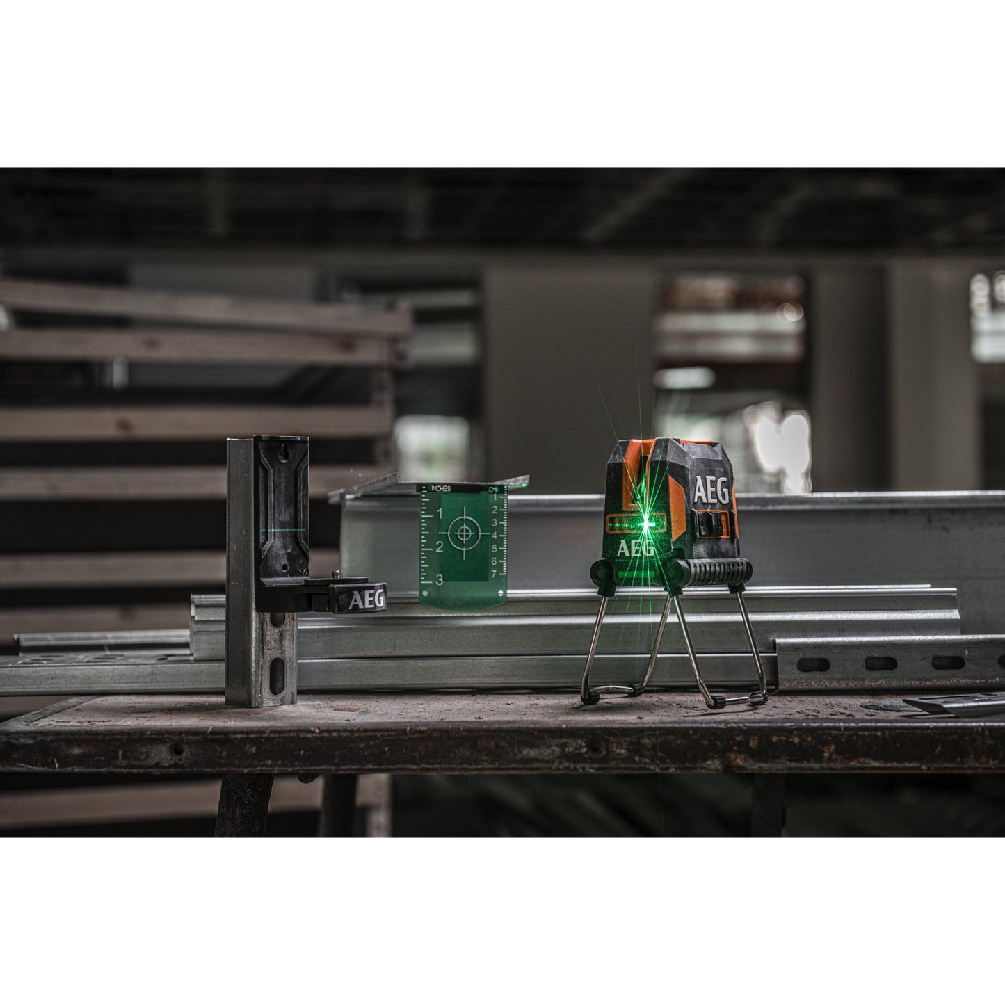 Nivelă laser AEG Nivelă Laser cu 3 linii, lumină verde + punct plumb în jos, CLG330-K, 4935472255