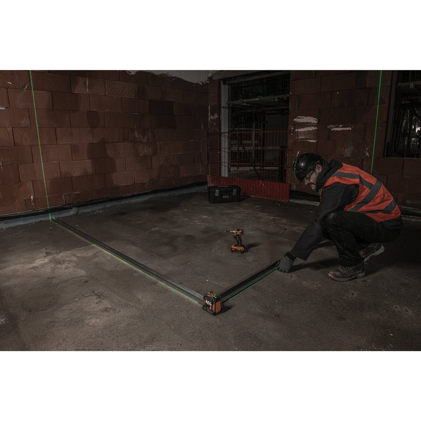 Nivelă laser AEG Nivelă Laser cu 3 linii, lumină verde + punct plumb în jos, CLG330-K, 4935472255