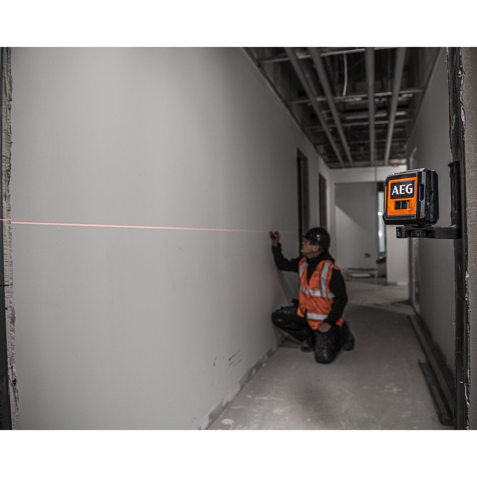 Nivelă laser AEG Nivelă Laser cu 2 linii în cruce, lumină roșie, CLR215-B, 4935472252