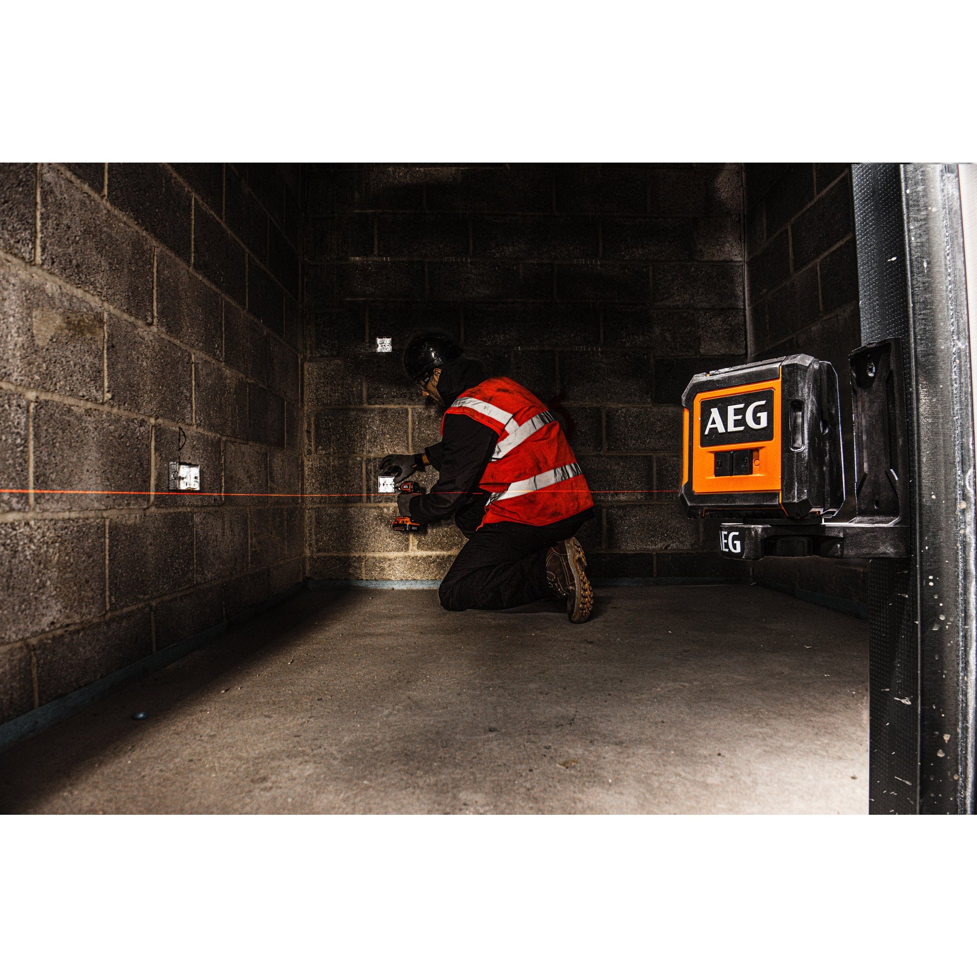 Nivelă laser AEG Nivelă Laser cu 2 linii în cruce, lumină roșie, CLR215-B, 4935472252