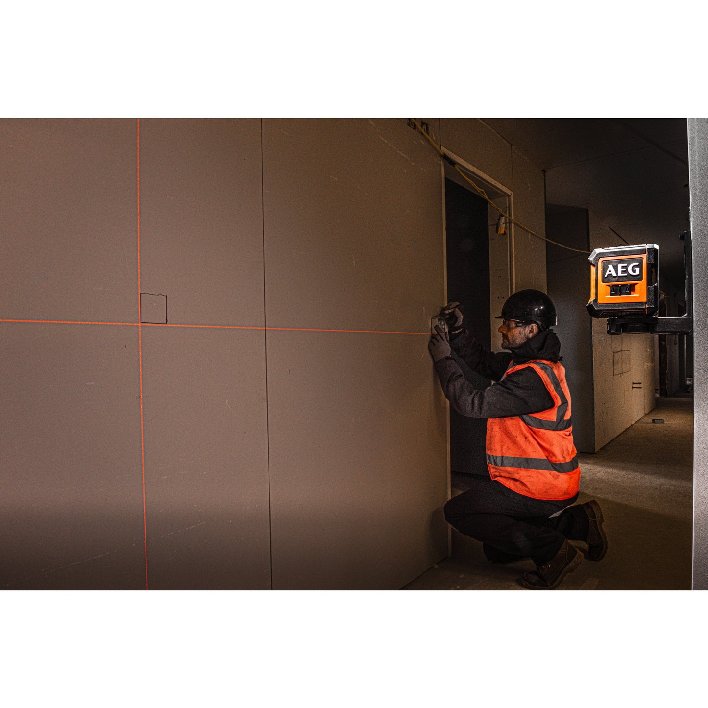Nivelă laser AEG Nivelă Laser cu 2 linii în cruce, lumină roșie, CLR215-B, 4935472252