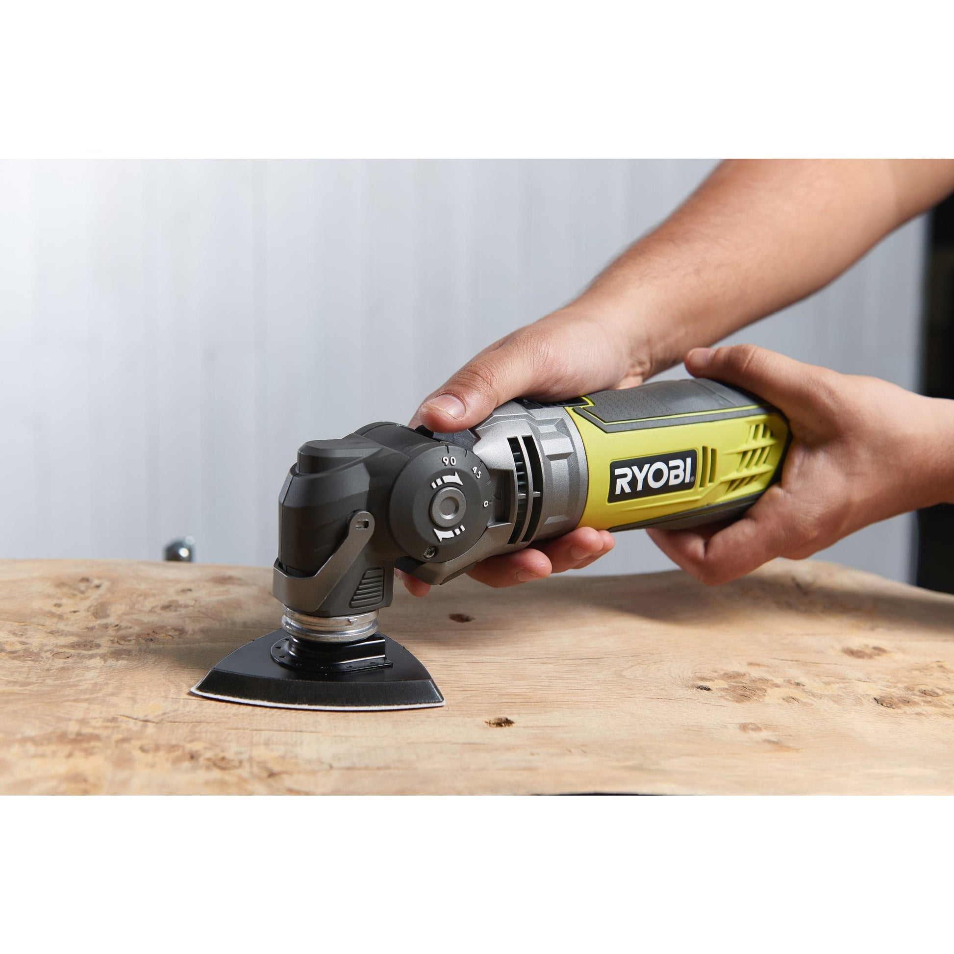 RMT300-SA - Oscillation multitool 300W, no load speed 10,000-20,000 opm, toolless accessory change, 5-position head. Includes sanding pad, sanding sheet, blade, soft bag