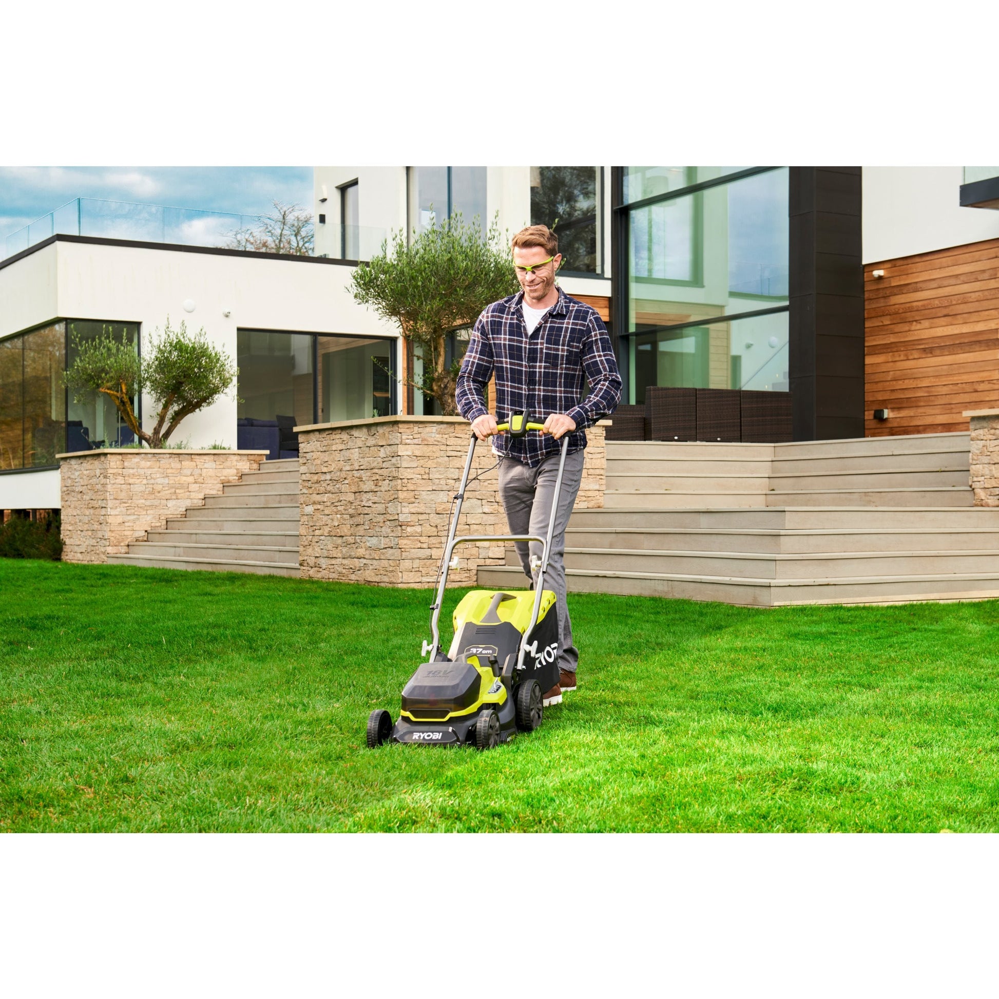 Masina de tuns gazonul 18V ONE+, punte 37cm, cu 2 acumulatori de 4.0Ah - RY18LM37A-240